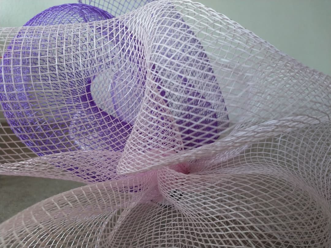 Détail d'une moustiquaire rose, parfaite pour votre moustiquaire sur mesure Yverdon.